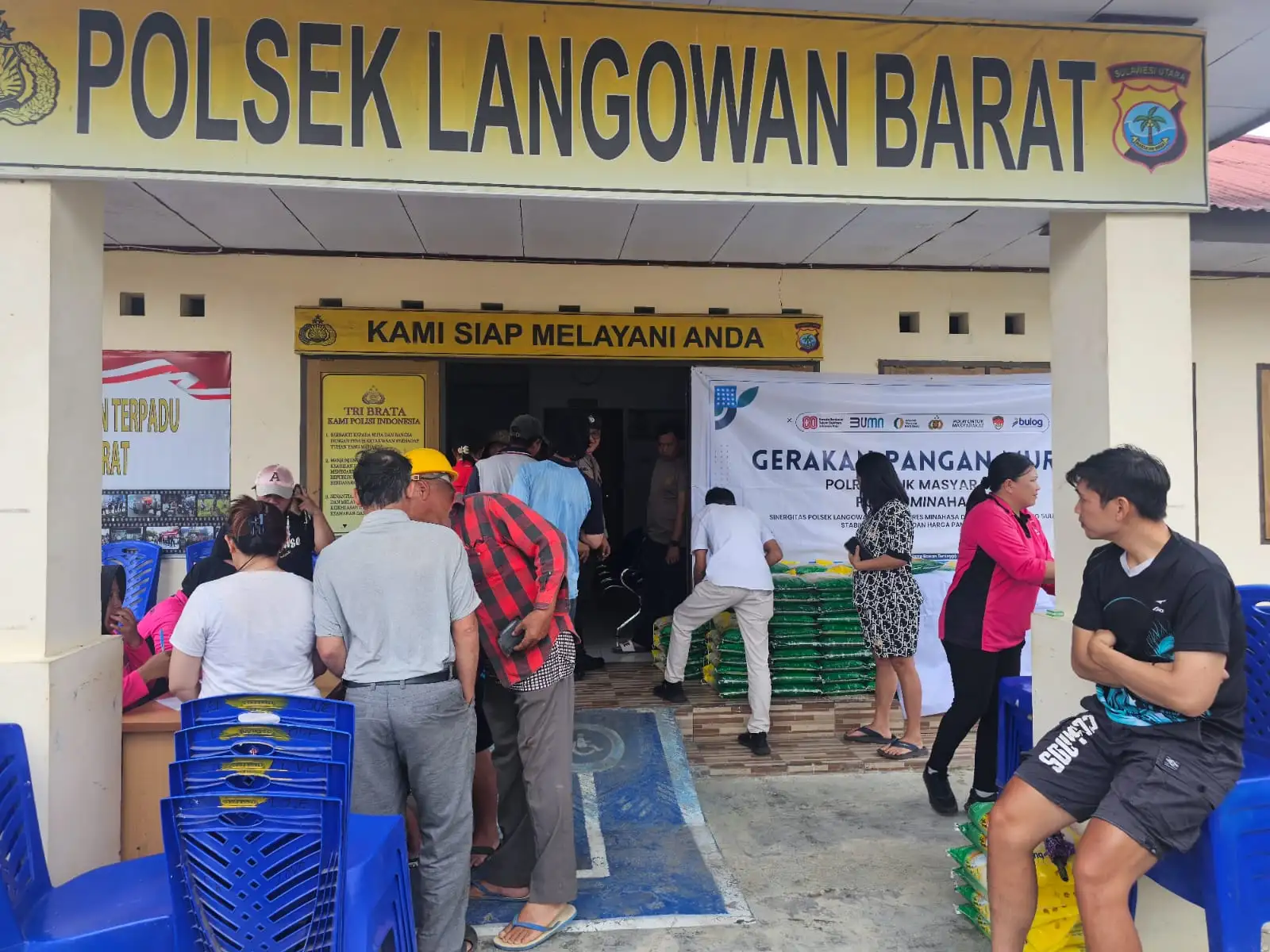 Polsek Langowan Barat Bersinergi dengan Bulog Gelar Gerakan Pangan Murah untuk Masyarakat